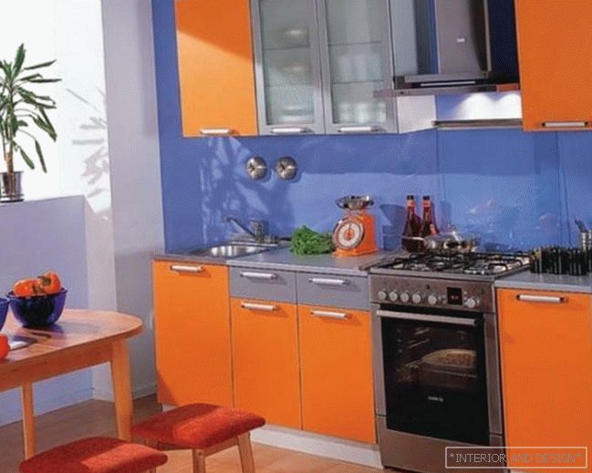 Plavo-narandžasti dizajn kuhinje