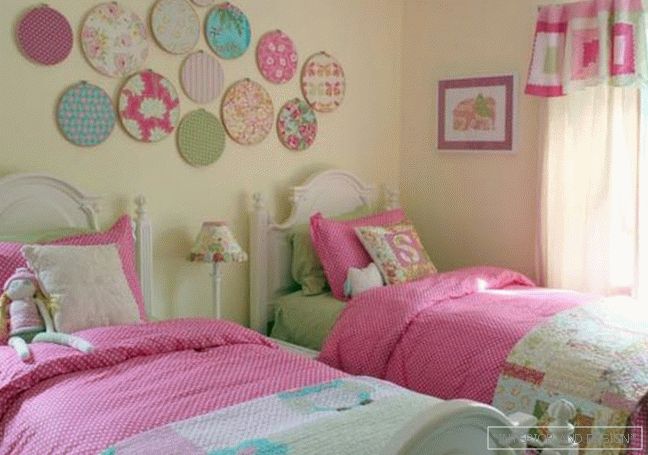 Spavaća soba u ružičastim i ljubičastim tonovima - slika 2