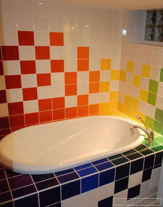 Pločice raznih boja u zimskom kupatilu - 4